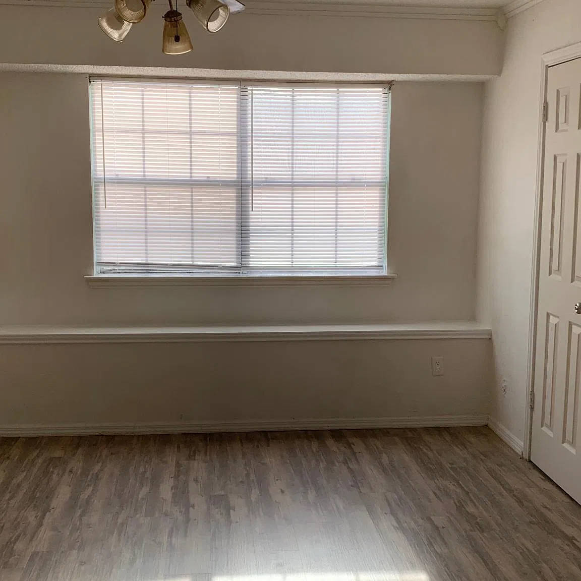 810 Midcreek Dr — Photo 2