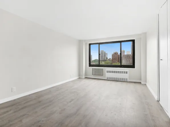 185 Hall Street 1009 image 1 of 4