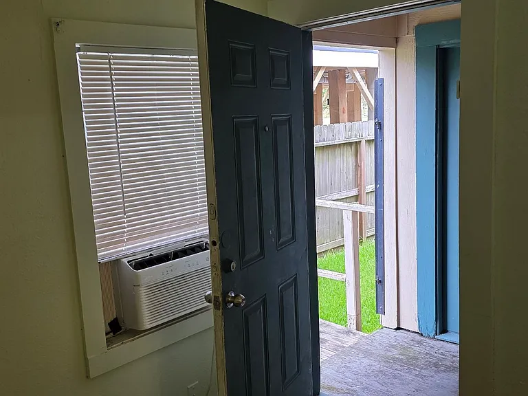 2808 Ball St — Photo 2