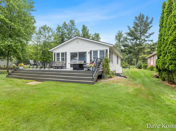 17281 E Suwanee Trl, Howard City, MI 49329