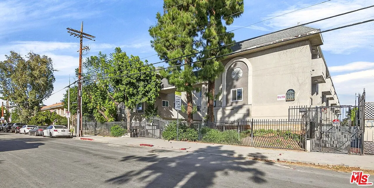 3 bed, 3.0 bath, 1224 sqft, $3,200 — Photo 3