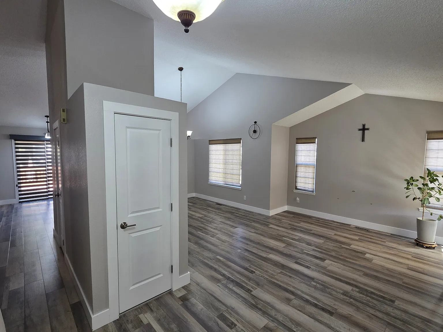 3 bed, 2.5 bath, 2333 sqft, $3,300 — Photo 3