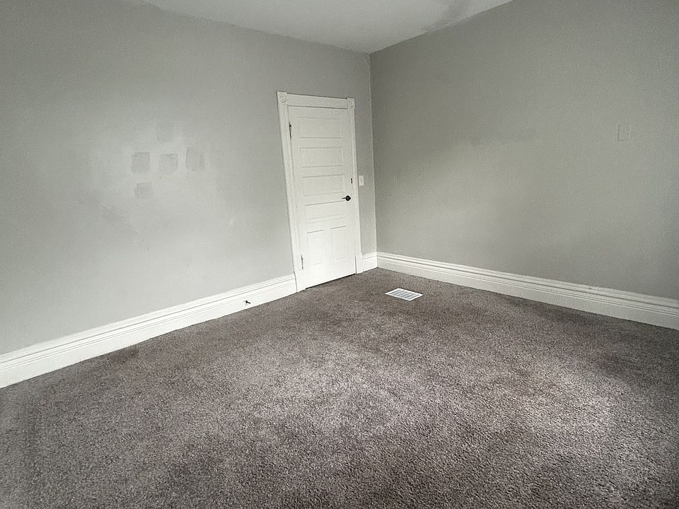 311 E Locust Bloomington, IL 61701 2 311 E Locust St Bloomington IL