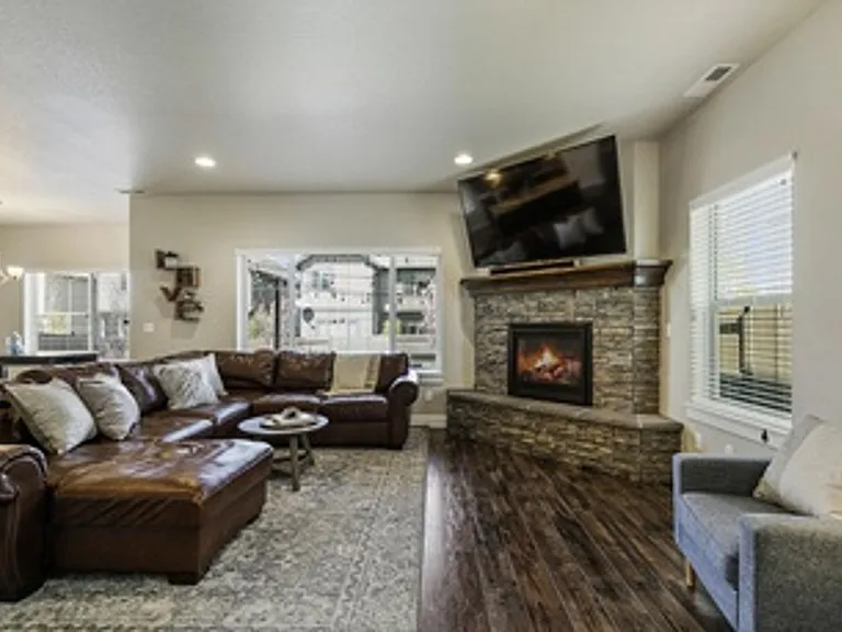 3136 NE Flagstone Ave — Photo 5