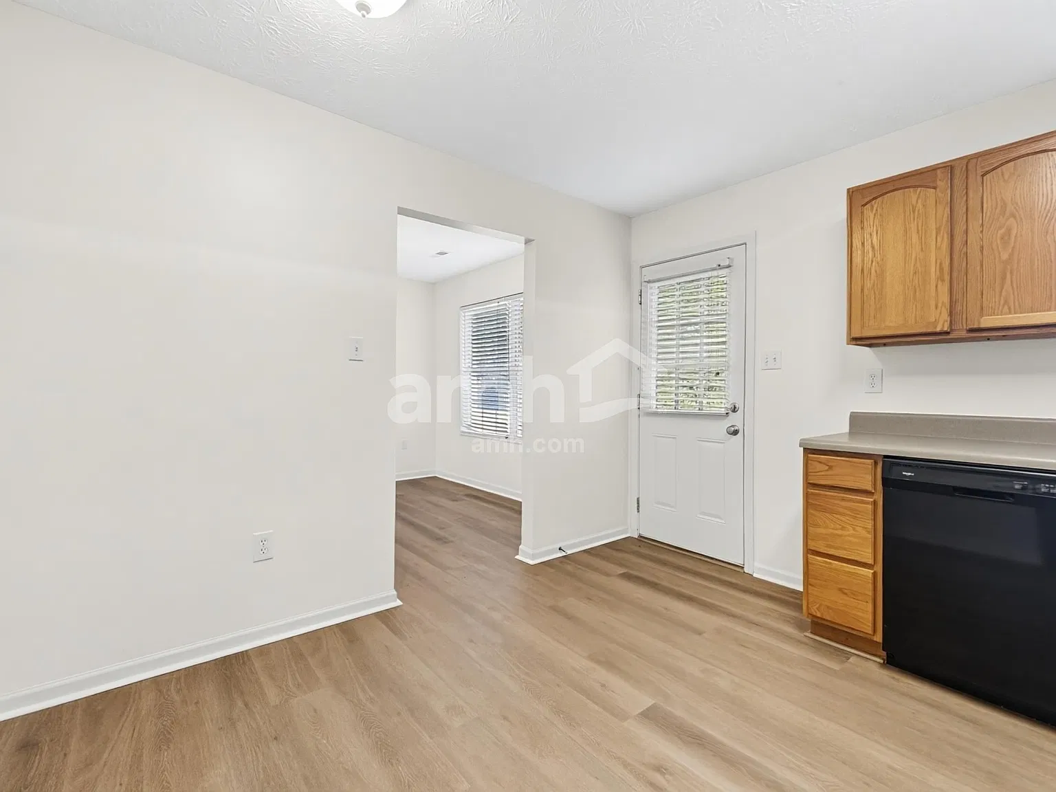 3 bed, 2.5 bath, 1864 sqft, $2,320 — Photo 4