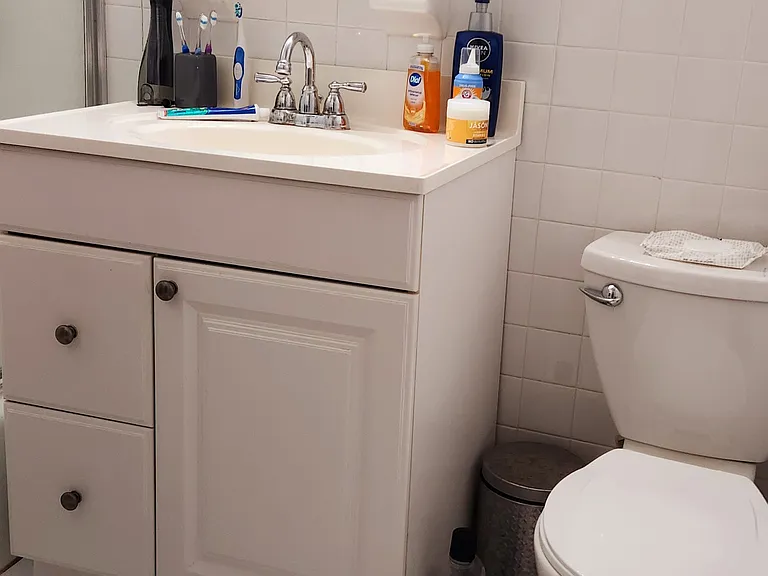 Full Bathroom With Tub