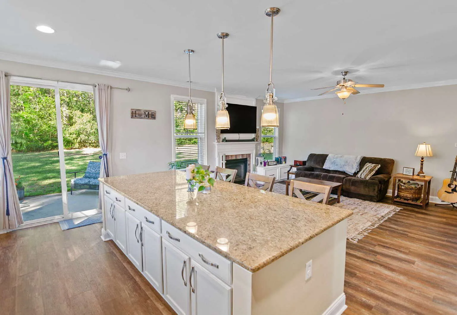4 bed, 3.0 bath, 2736 sqft, $3,200 — Photo 2