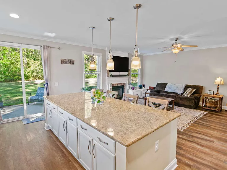 11 W Dewey Cir — Photo 2