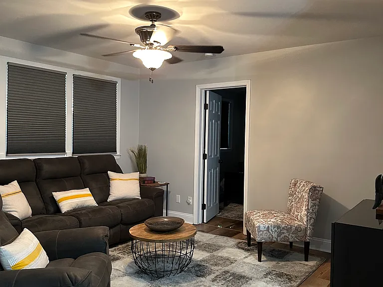 725 W Phillips Dr — Photo 11