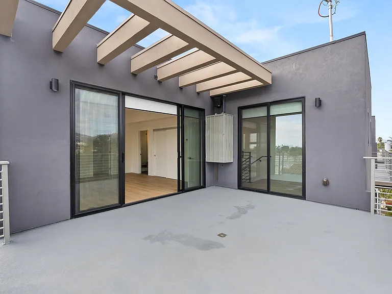 453 N Stanley Ave — Photo 11