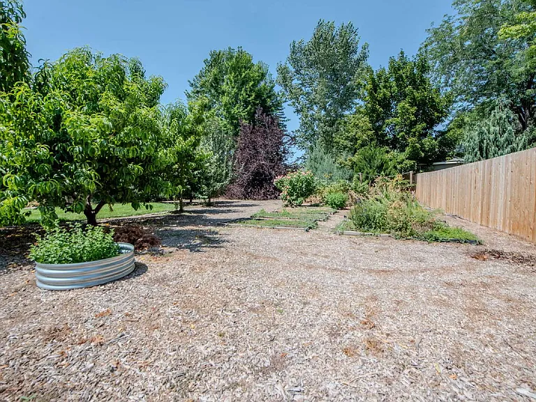 5643 N Citadel Way — Photo 3