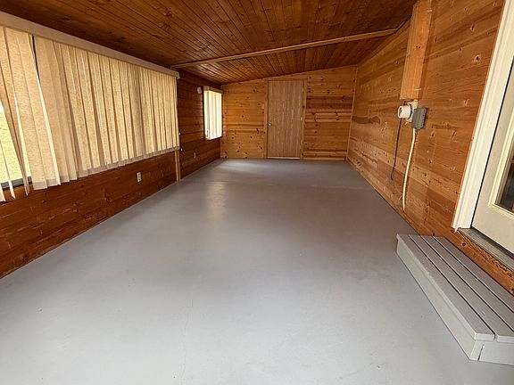 5th image of 726 E Division St