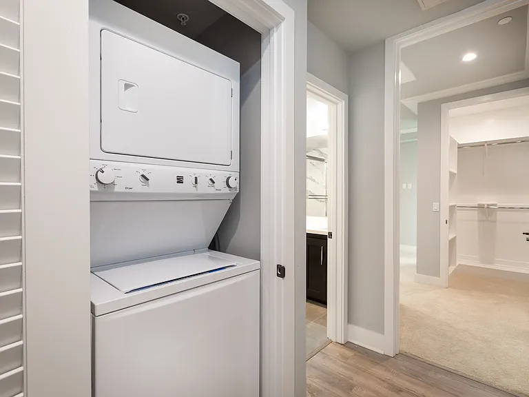 1350 Roxbury Dr — Photo 14