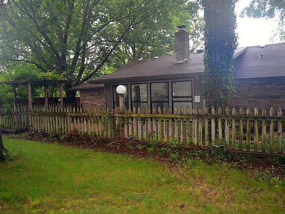 Backyard view of All-seasons Sunroom and Courtyard with paver Patio