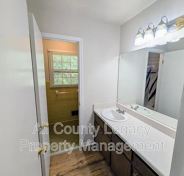 1422 Fairfield Dr SW — Photo 8