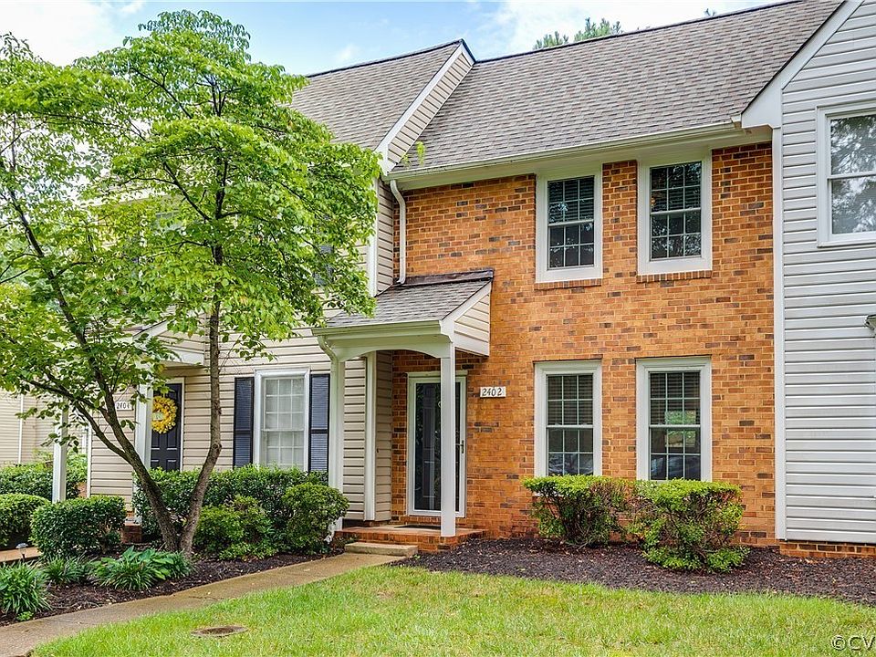 Center brick townhome with beautiful front yard area!