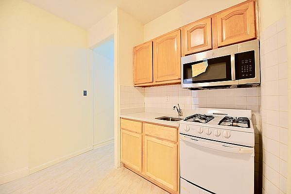 2nd image of 122 Forsyth St #3E