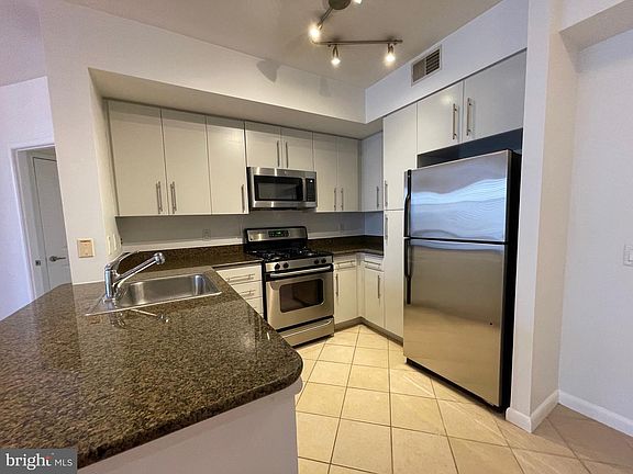 4th image of 1021 N Garfield St APT 617