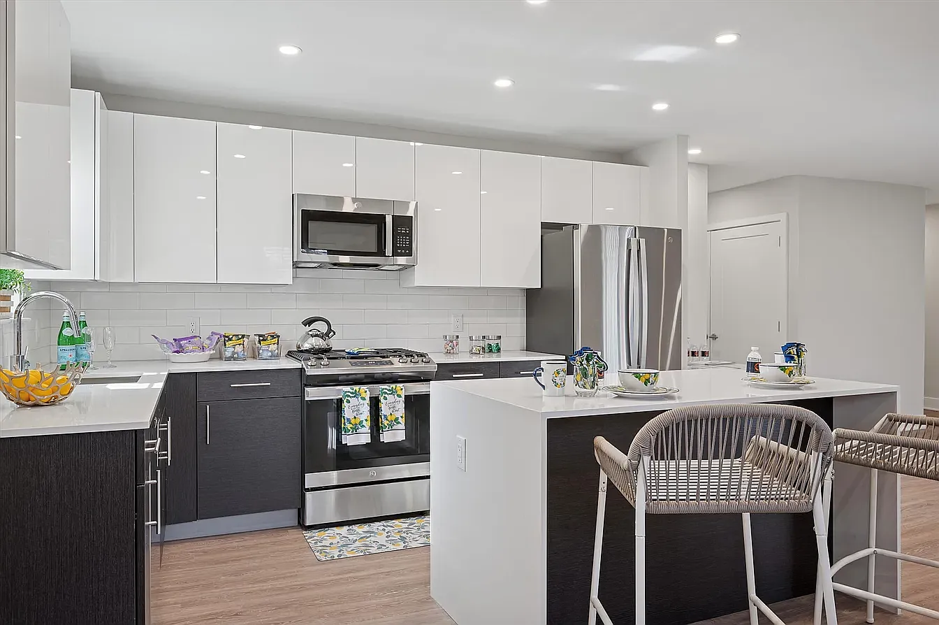 2 bed, 1300 sqft, $2,595 — Photo 1