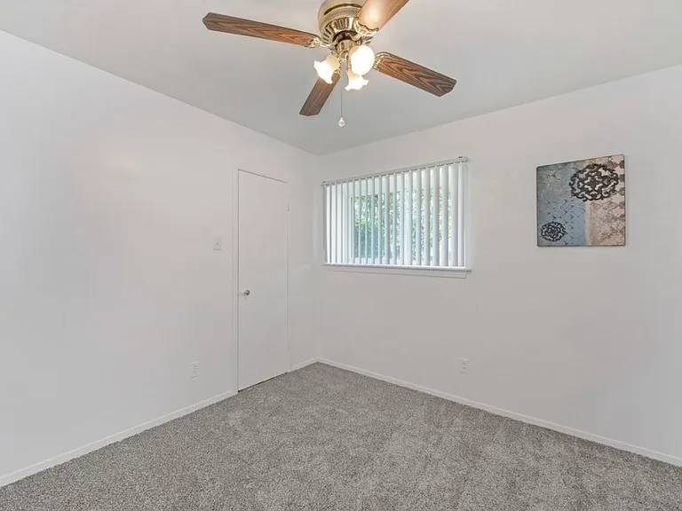 1102 E Rutgers Ln — Photo 13