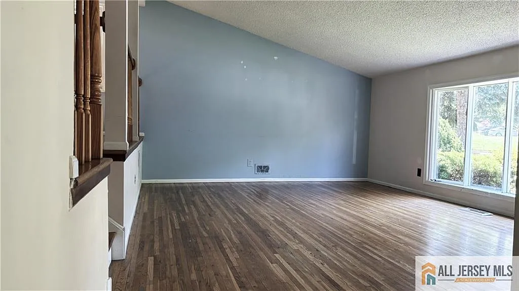 4 bed, 2.5 bath, 1960 sqft, $4,200 — Photo 2