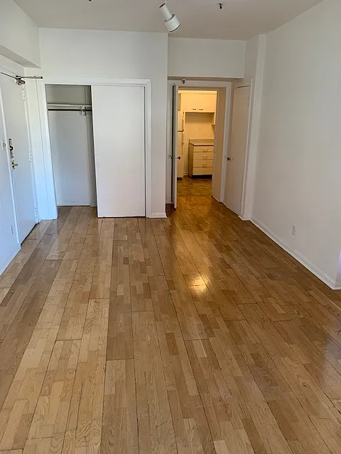 3205 N Clark St #1B