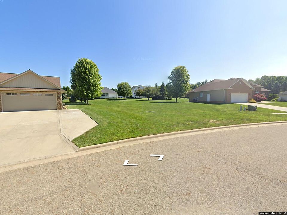 2nd image of 84 Woodlake Trl
