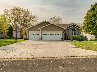 1705 River Dr NE, Mandan, ND 58554