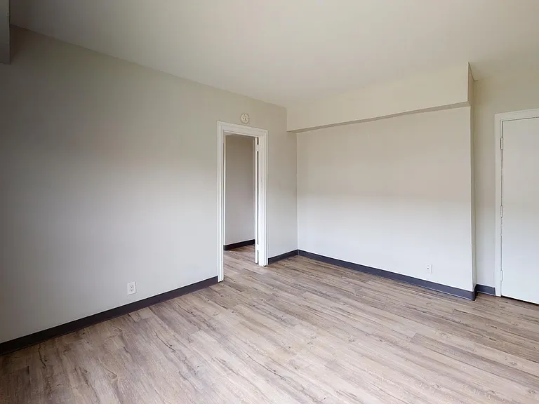 6460 Wyandotte St E — Photo 21