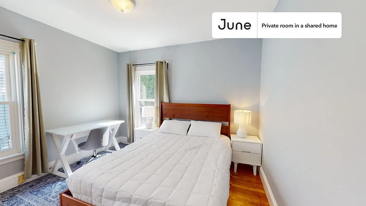 Queen bedroom in 7 bed/2 bath home in Allston #1321 E — Photo 1