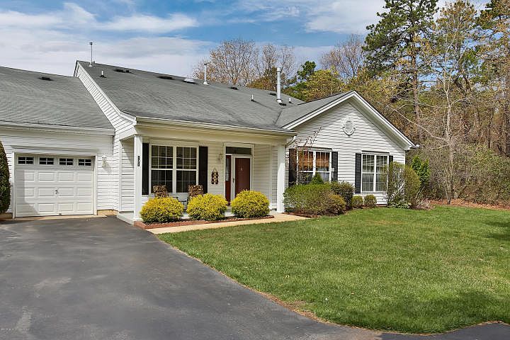 1st image of 121 Greenlawns Dr