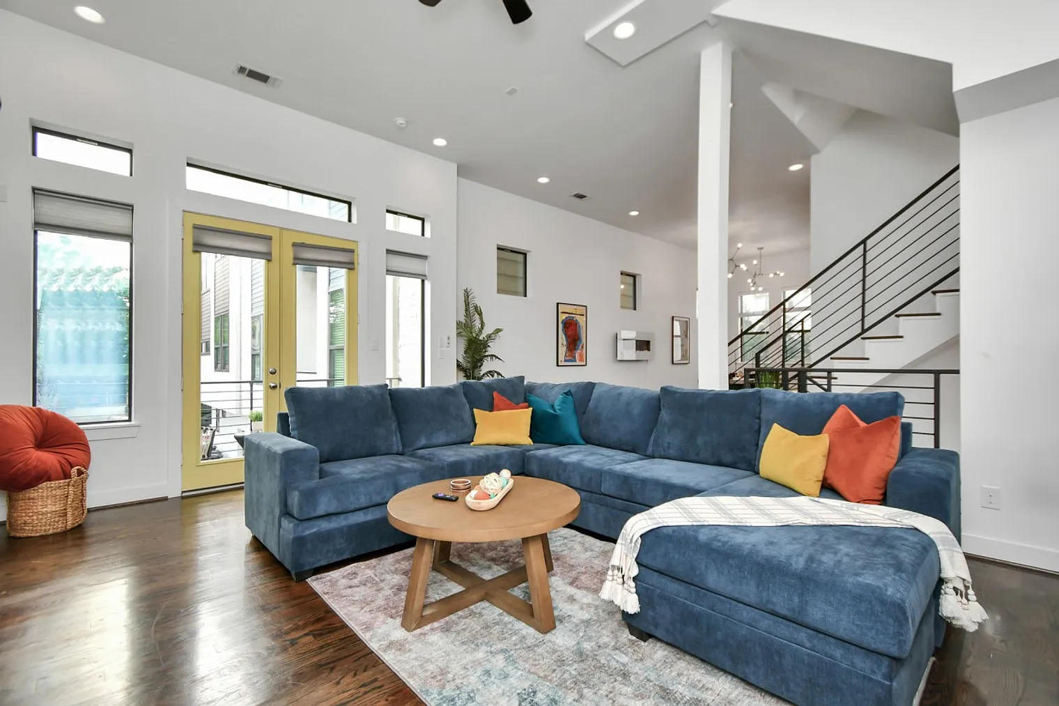 4 bed, 3.0 bath, $7,800 — Photo 1