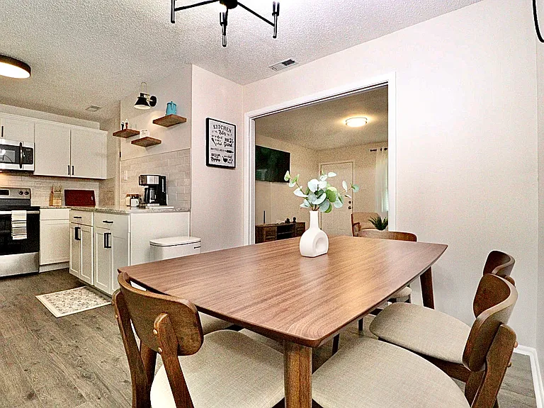 2402 Deborah Dr — Photo 4
