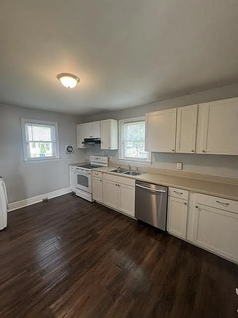 3 bed, 1.0 bath, 1500 sqft, $1,795 — Photo 2