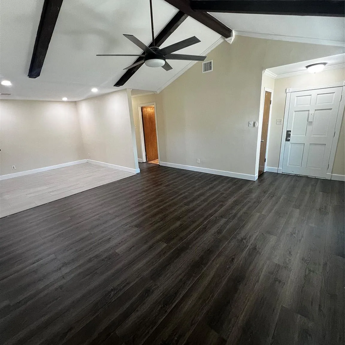 3 bed, 2.0 bath, 1600 sqft, $2,000 — Photo 2