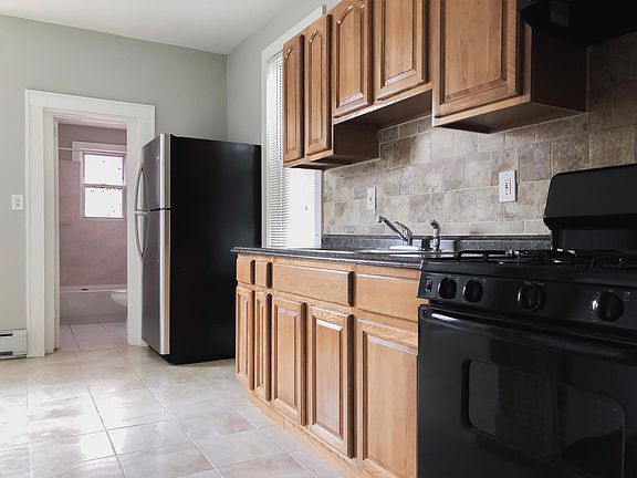 5th image of 105 Mallory Ave APT 1