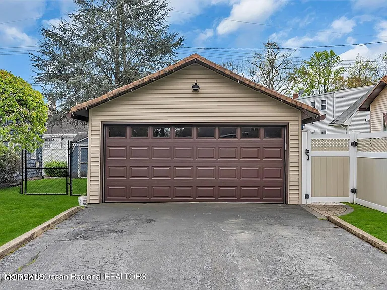 515 Monmouth Rd — Photo 27