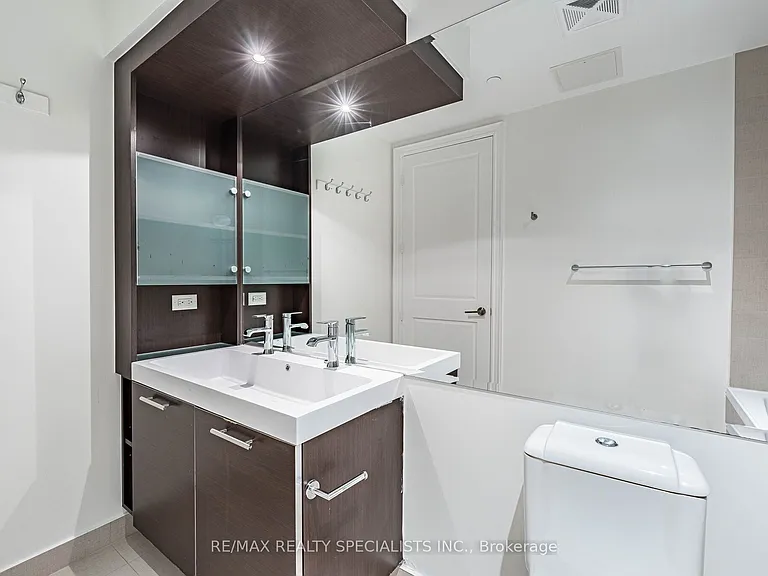 388 Yonge St #7105 — Photo 31