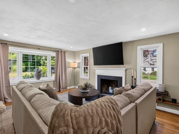 20 Westernview Cir, East Longmeadow, MA 01028