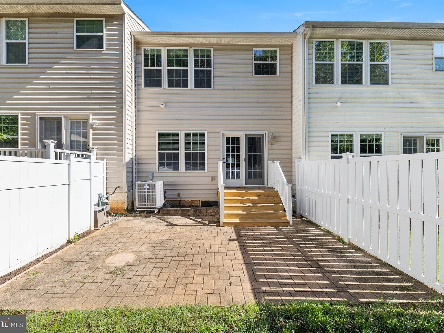3 bed, 4.0 bath, 2352 sqft, $2,500 — Photo 2