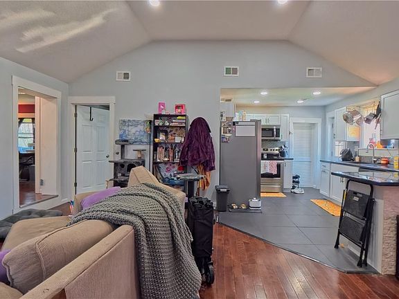 3rd image of 819 Fairfield Ave