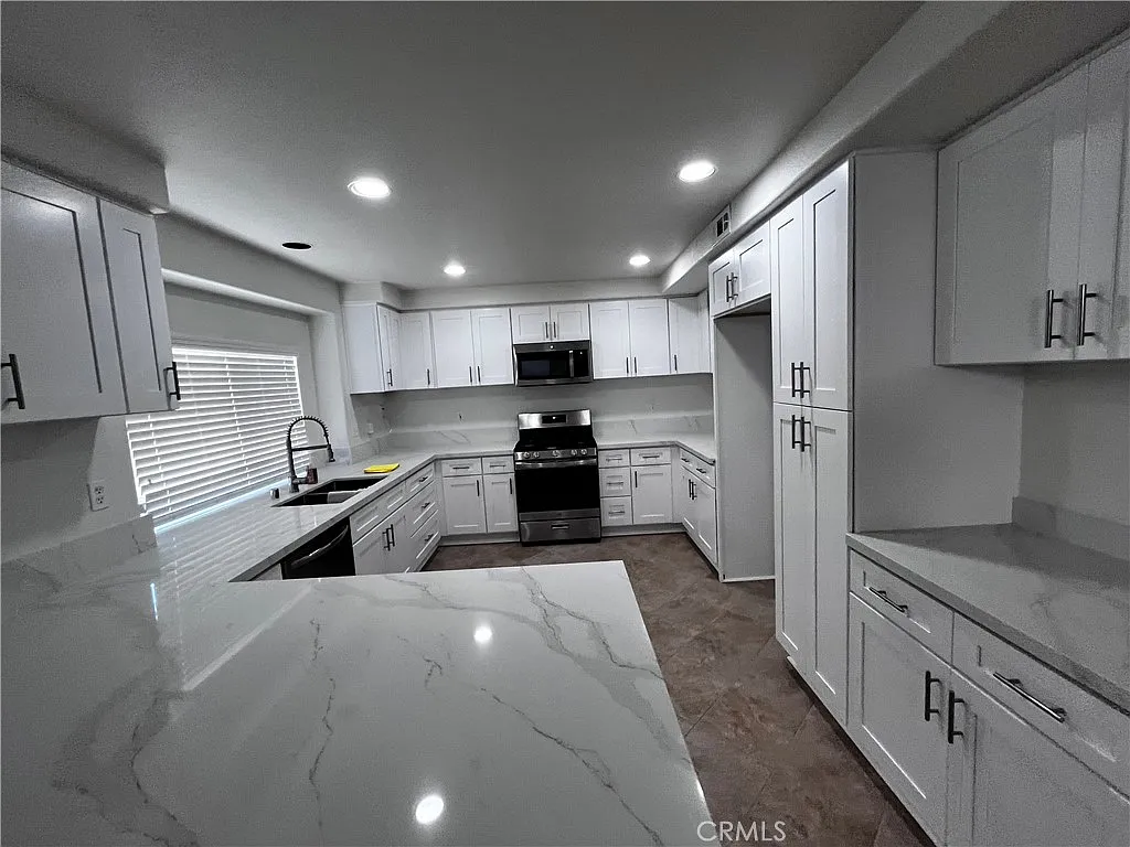5 bed, 2409 sqft, $3,500 — Photo 3