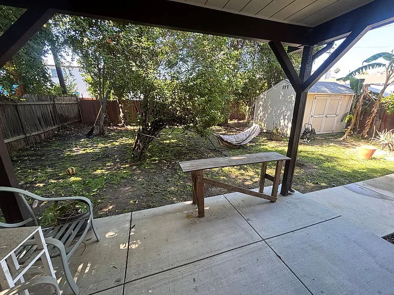 22742 Burbank Blvd — Photo 12