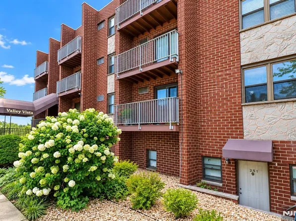 201 12th Street #24, Palisades Park, NJ 07650