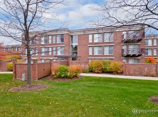 372 Kelburn Rd APT 214, Deerfield, IL