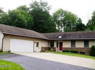 406 Parkwood Dr, Jonesville, MI 49250