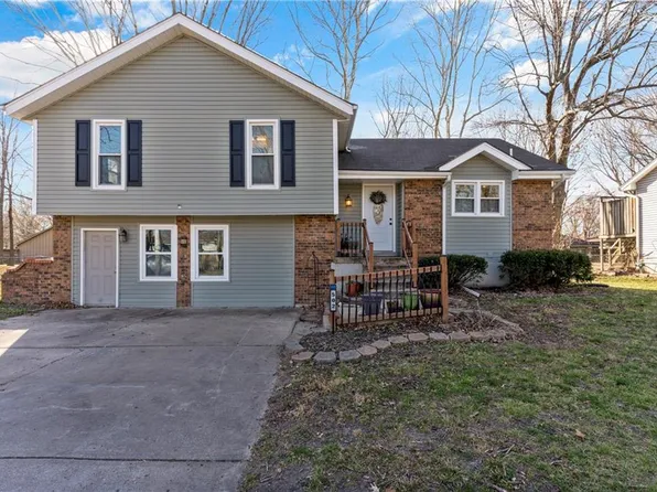 502 Hamblen Rd, Greenwood, MO 64034