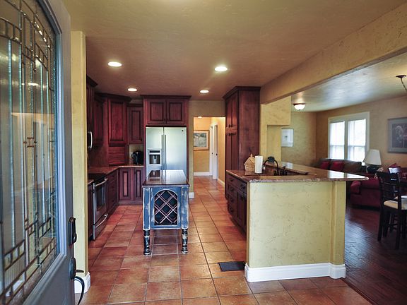 4th image of 502 Silver Maple St