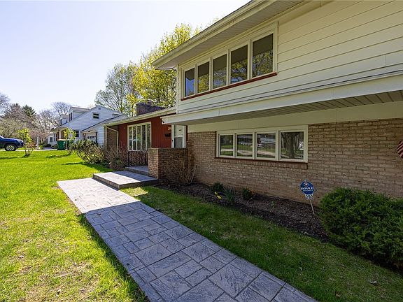 3rd image of 290 Dunrovin Ln