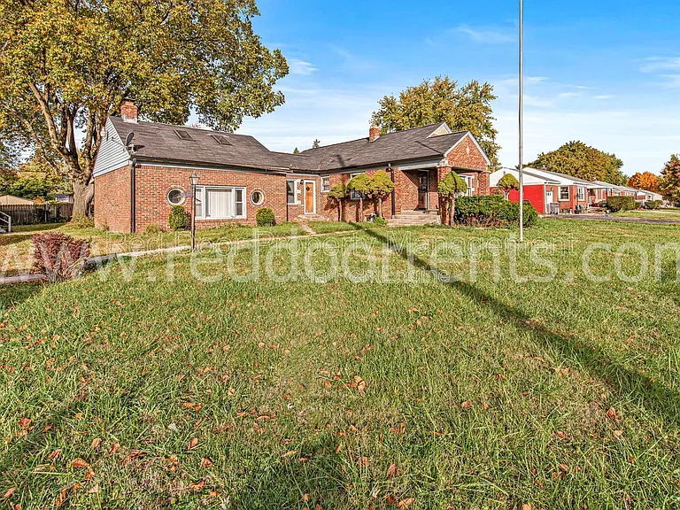 328 N Post Rd — Photo 23